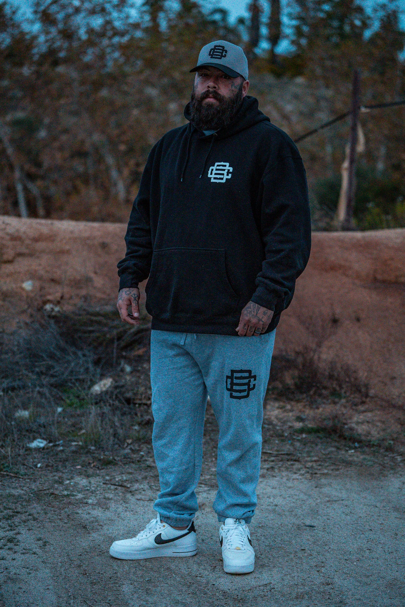 MODEL DESCRIPTION 6'0" 270LBS WEARING A 2XL JOGGER AND 2XL HOODIE