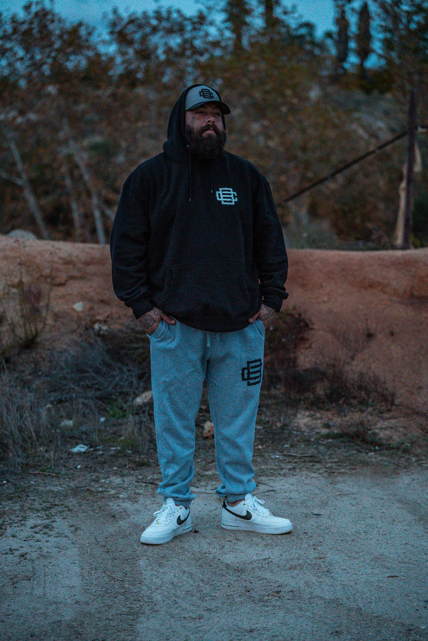 MODEL DESCRIPTION 6'0" 270LBS WEARING A 2XL JOGGER AND 2XL HOODIE