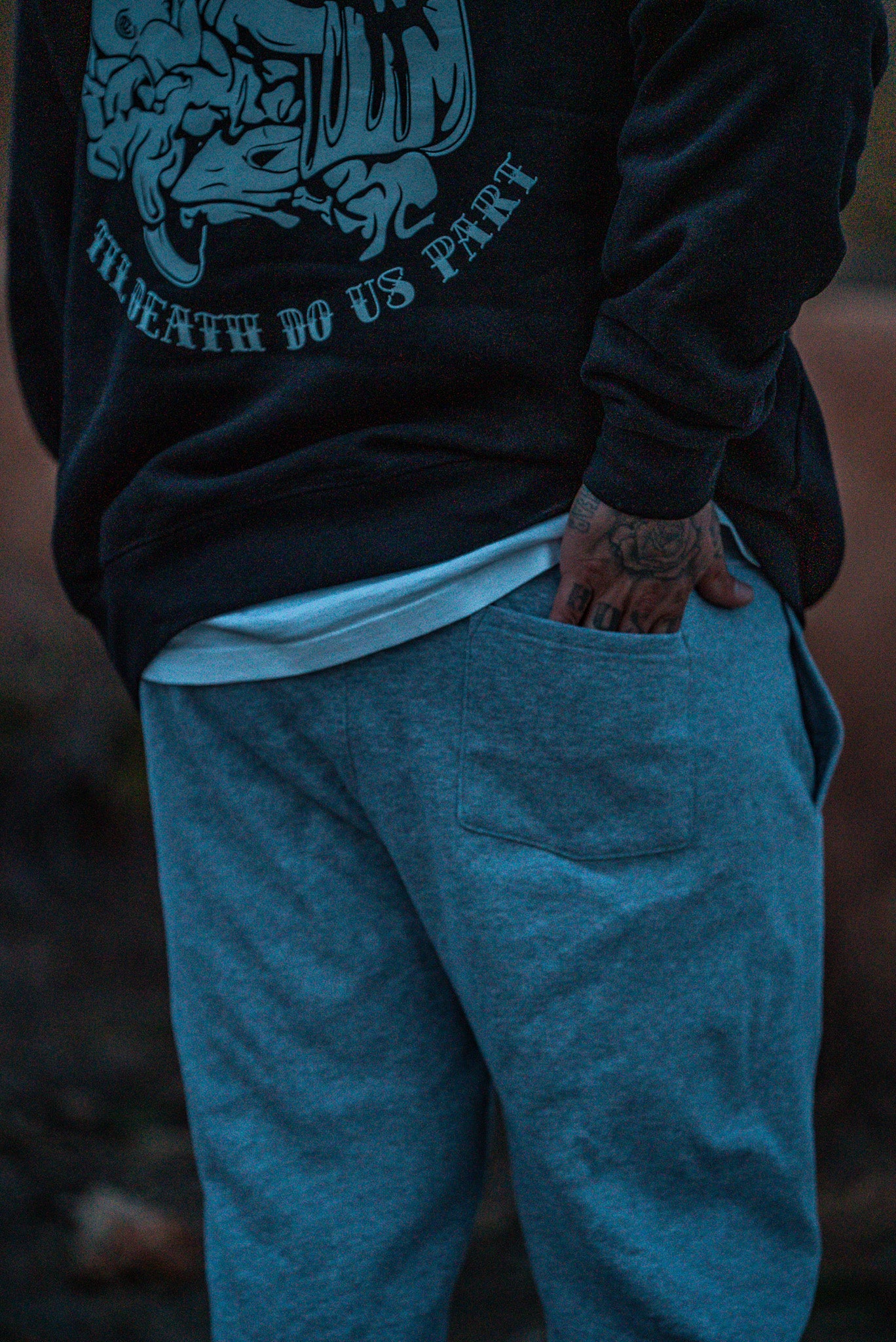 MODEL DESCRIPTION 6'0" 270LBS WEARING A 2XL JOGGER AND 2XL HOODIE